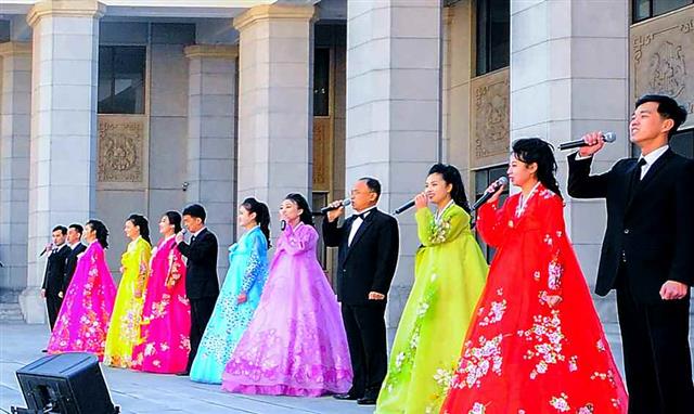 광명성절 축하하는 북한, 추위에도 야외 공연 진행