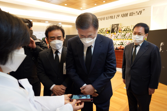 문재인 대통령이 17일 오전 서울 종로구 서울대병원 장례식장에 마련된 고(故) 백기완 통일문제연구소장 빈소를 조문한 뒤 생전 고인이 문대통령에게 남긴 영상메시지를 보고 있다. 2021. 2. 17 도준석 기자 pado@seoul.co.kr