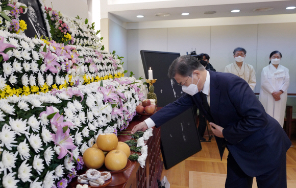 문재인 대통령이 17일 오전 서울 종로구 서울대병원 장례식장에 마련된 고(故) 백기완 통일문제연구소장 빈소를 조문하고 있다. 2021. 2. 17 도준석 기자 pado@seoul.co.kr