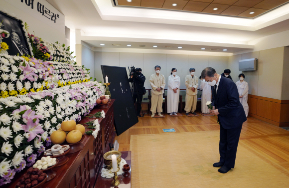 문재인 대통령이 17일 오전 서울 종로구 서울대병원 장례식장에 마련된 고(故) 백기완 통일문제연구소장 빈소를 조문하고 있다. 2021. 2. 17 도준석 기자 pado@seoul.co.kr