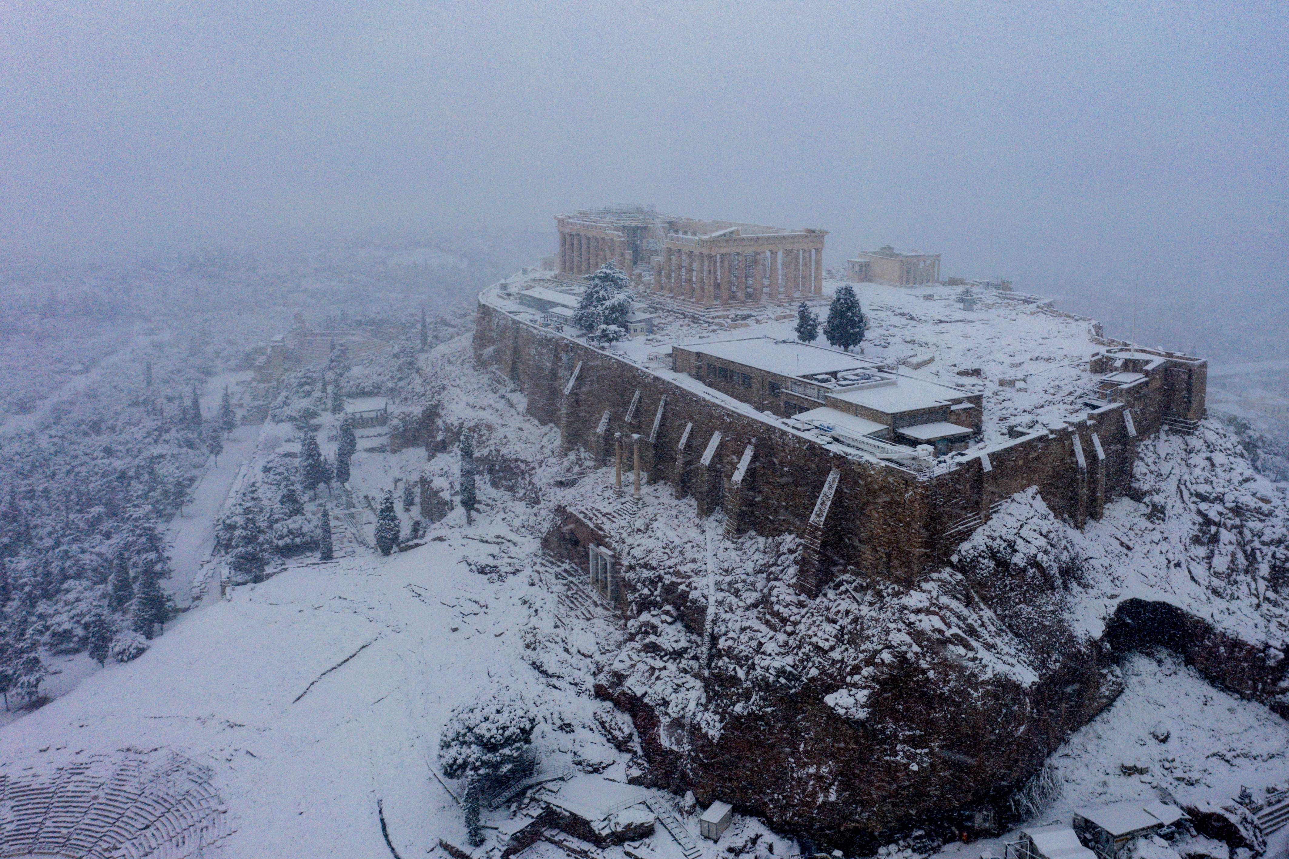 그리스 아테네에서는 보기 드문 폭설이 내린 16일(현지시간) 고대 아크로폴리스 언덕에 눈이 쌓이고 있다. 아테네 AFP 연합뉴스