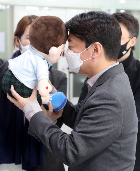 AI돌봄로봇 살펴보는 안철수