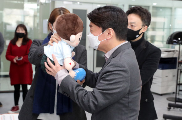 AI돌봄로봇 살펴보는 안철수