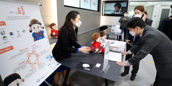 AI돌봄로봇 살펴보는 안철수