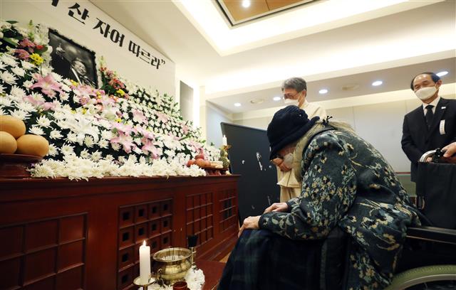 남편 영정 앞에서 눈물 흘리는 고 백기완 소장 부인 김정숙 여사