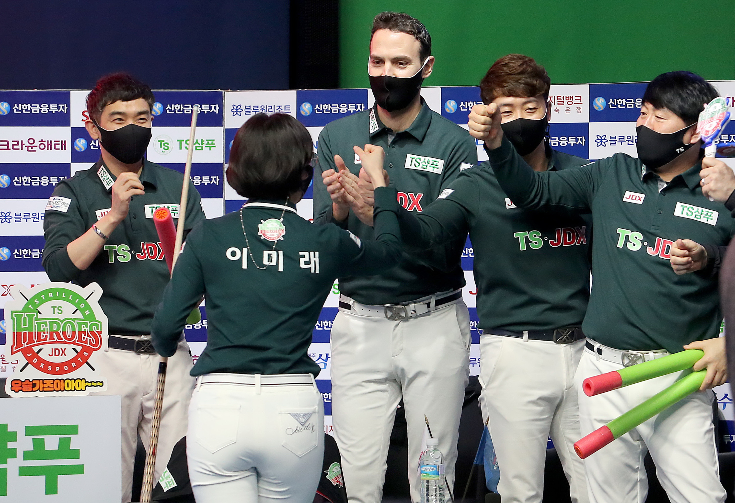 프로당구(PBA) 팀리그 TS/JDX 선수들이 17일 경기 고양시 빛마루방송지원센터에서 열린 프로당구(PBA) 팀리그 준플레오프 여잔단식에서 이미래가 이기고 들어오자 박수로 반기고 있다.[PBA 제공]