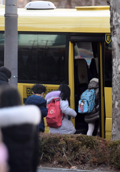 지난 15일 ‘사교육 1번지’로 불리는 서울 강남구 대치동 학원가에서 영어학원 수업을 마친 초등학생들이 셔틀버스에 타고 있다. 코로나19로 10인 이상 대면수업이 금지됐던 수도권 학원은 지난달 18일부터 ‘8㎡당 1명’ 기준 안에서 운영이 재개됐다.  박윤슬 기자 seul@seoul.co.kr