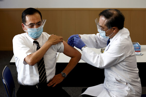 국립 도쿄의료센터 원장 ‘日 첫 백신 접종’ 