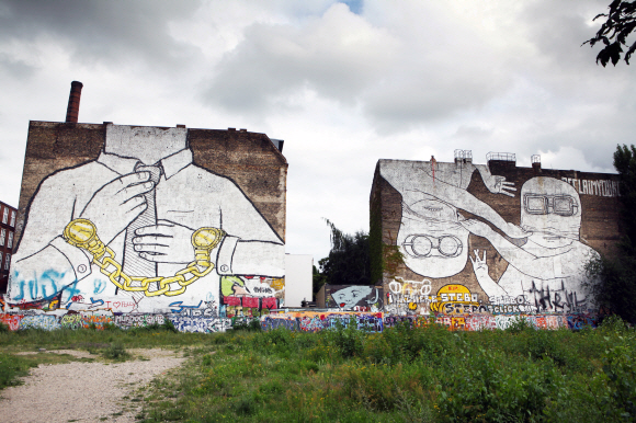 거리미술가 블루가 그린 크로이츠베르크의 벽화. 이 작품이 유명해지면서 부동산 업자들에게 이용당하자 2014년에 작가 스스로 이 작품을 새까맣게 칠해 버렸다.