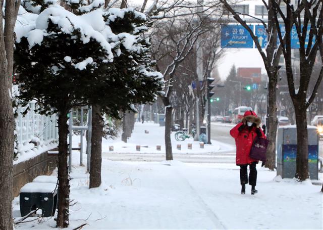 사흘째 내리는 눈…미끄러운 출근길