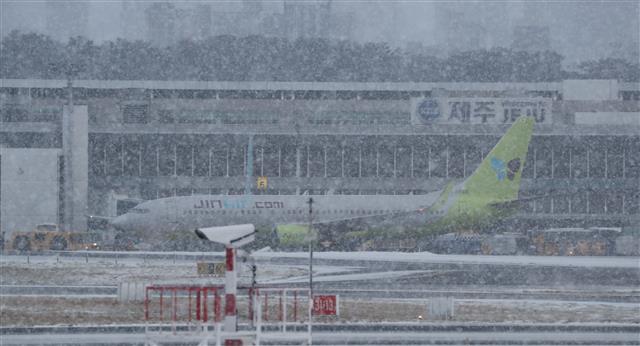 눈보라 치는 제주공항