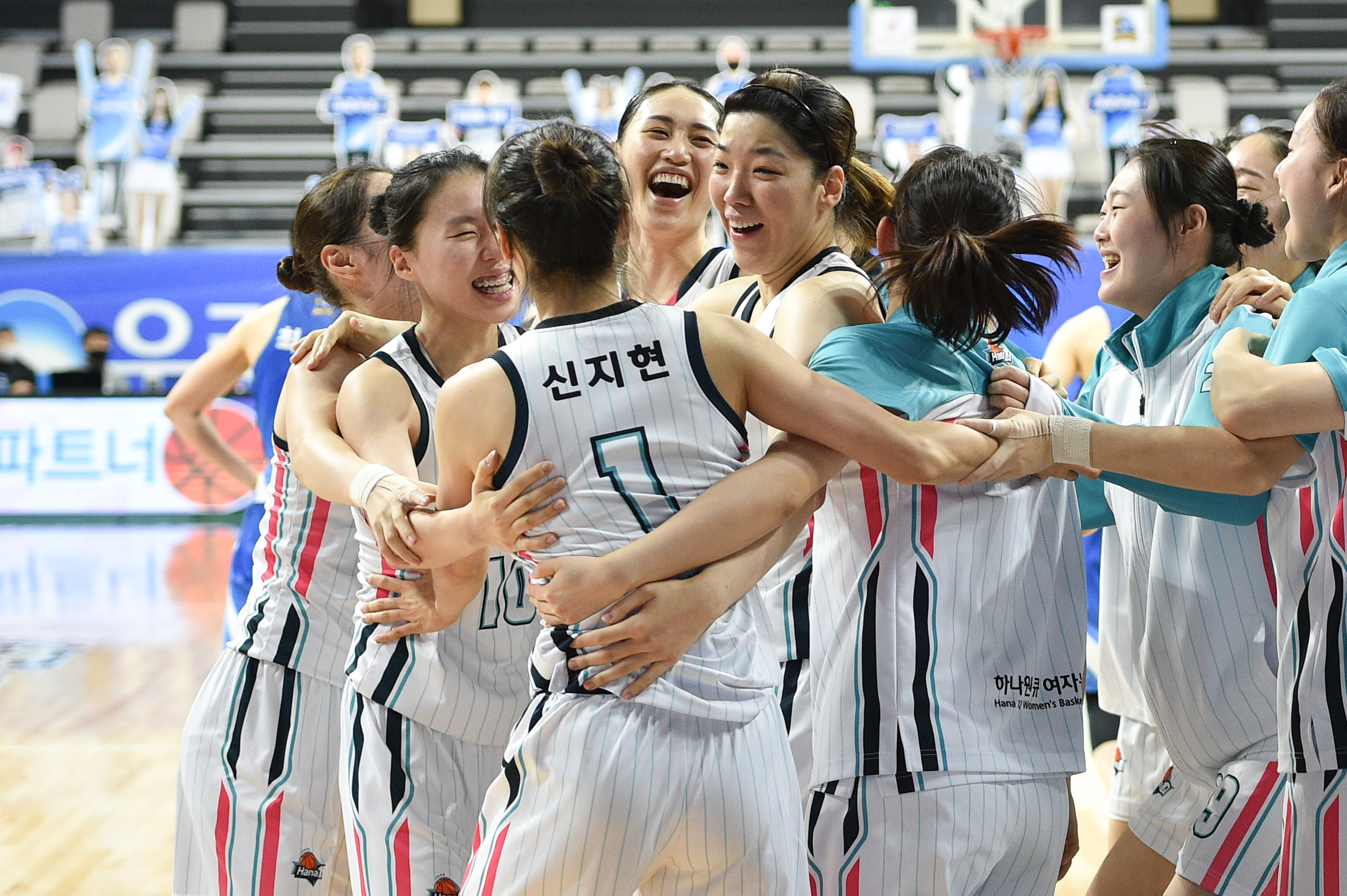 승리 후 기뻐하는 하나원큐 선수들. WKBL 제공