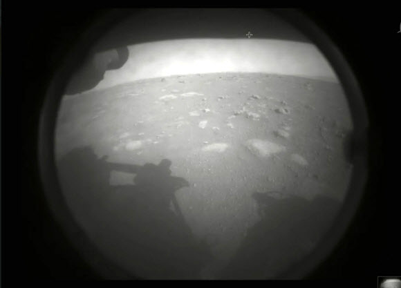 NASA의 화성 탐사선 퍼서비어런스가 18일(현지시간) 화성 표면에 안착하면서 촬영해 전송한 첫 사진. NASA 제공 AP 연합뉴스