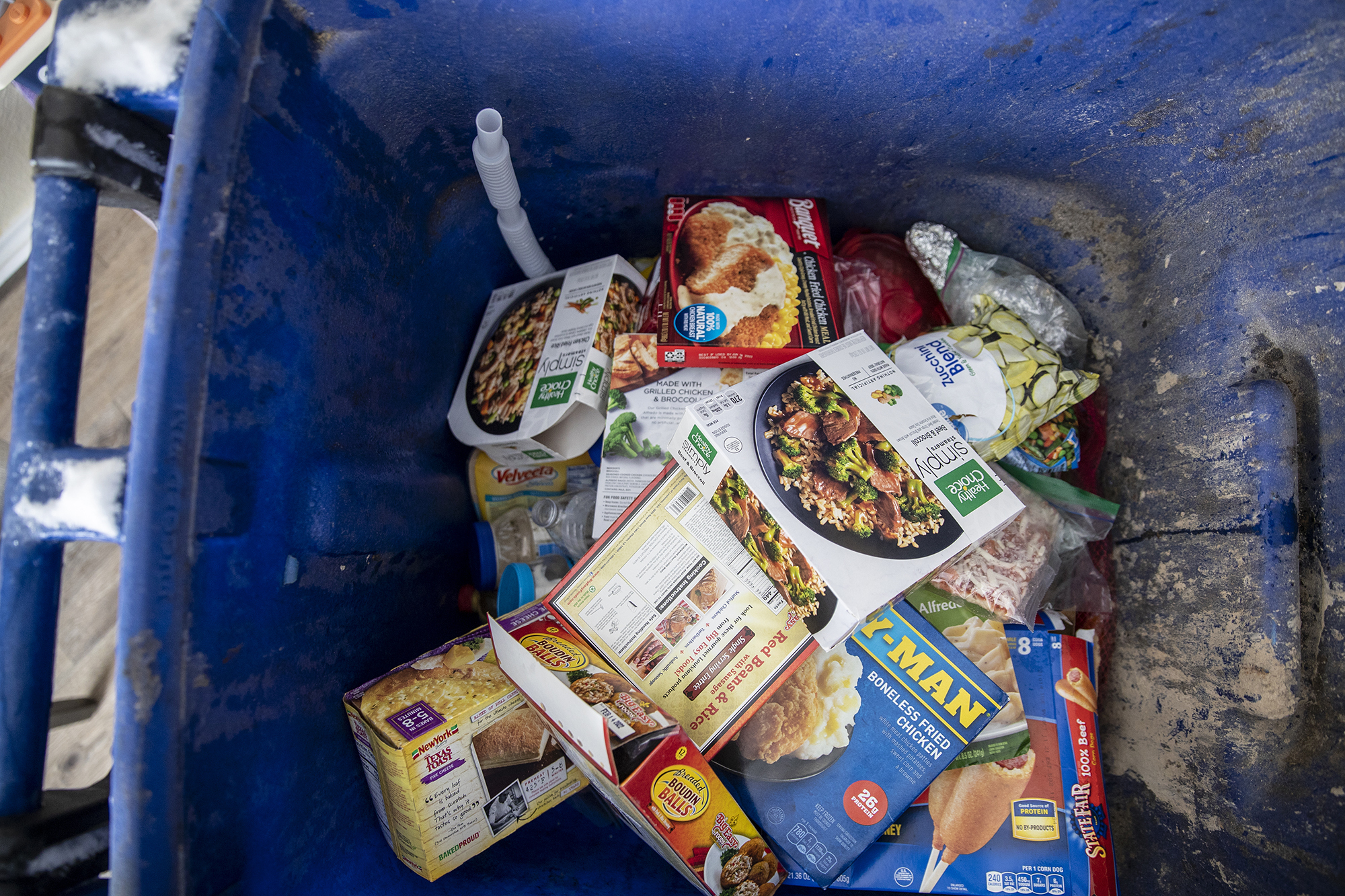 이상한파로 대규모 정전사태가 벌어진 미국 텍사스주 후토에서 16일(현지시간) 냉장고 정전으로 상한 냉동식품들이 쓰레기통에 버려져 있다. 후토 AP 연합뉴스