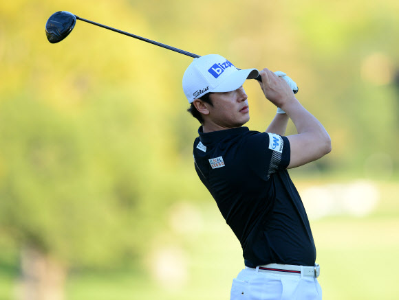 김태훈이 19일(한국시간) 미국 캘리포니아주 퍼시픽 팰리세이즈의 리비에라 컨트리클럽에서 열린 PGA 투어 제네시스 인비테이셔널 1라운드 3번홀에서 티샷을 날리고 있다. USA투데이 스포츠 연합뉴스