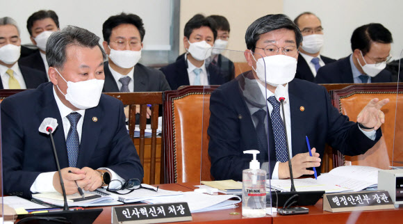 전해철 행정안전부 장관(오른쪽)이 17일 오전 국회 행정안전위원회 전체회의에 출석해 의원들의 질의에 답변하고 있다. 2021.2.17 연합뉴스