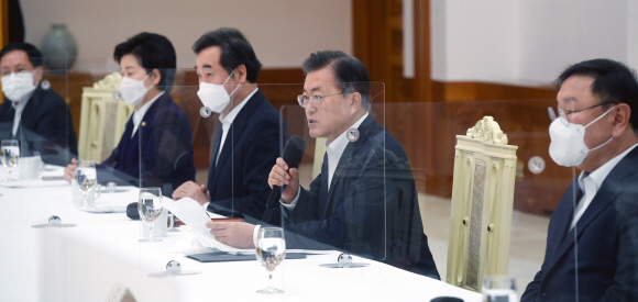 문재인 대통령이 19일 청와대 본관에서 열린 더불어민주당 지도부 초청 간담회에서 모두 발언을 하고 있다. 2021.2.19 도준석 기자 pado@seoul.co.kr