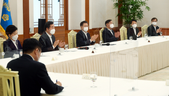 문재인 대통령이 19일 청와대 본관에서 열린 더불어민주당 지도부 초청 간담회에서 이낙연 대표의 인사말이 끝나자 박수를 치고 있다. 2021.2.19 도준석 기자 pado@seoul.co.kr