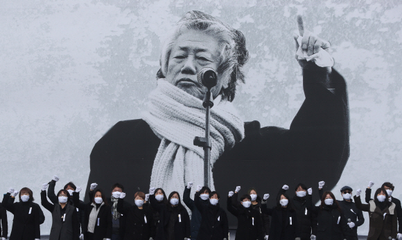 19일 오후 서울광장에서 고(故) 백기완 통일문제연구소장의 영결식이 열리면서 시민들이 헌화를 위해 순서를 기다리고 있다. 2021.2.19 오장환 기자 5zzang@seoul.co.kr