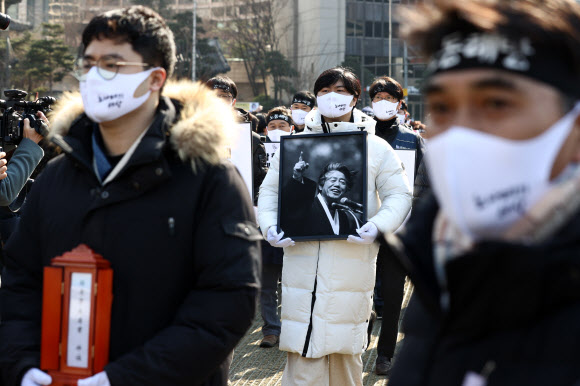 광장 영결식장으로 들어서는 운구행렬