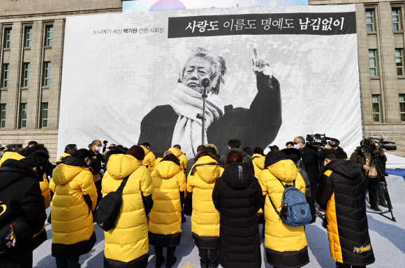 묵념하는 세월호 유가족들