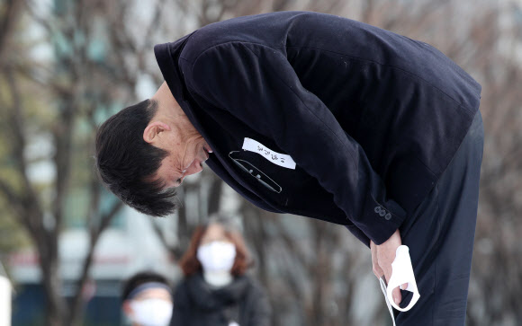 고개 떨군 송경동 시인