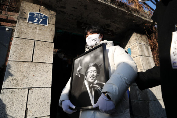 영정 속 백기완 선생