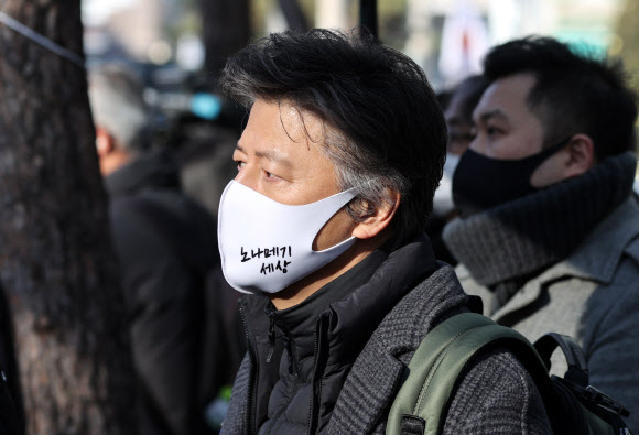 노제 지켜보는 권해효