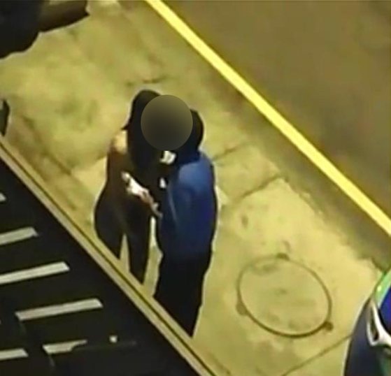 범칙금 대신 키스를 받아 논란이 된 페루 경찰관. 유튜브 캡처