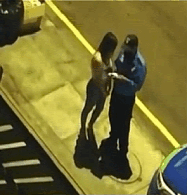 과태료를 부과하려는 경찰관에 키스를 시도하는 여성. 유튜브 캡처