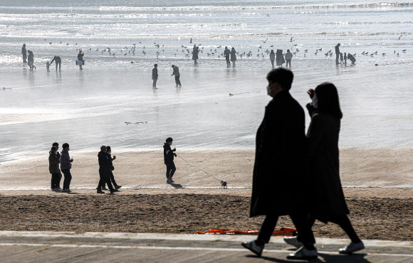 따뜻해진 날씨, 해변 나들이 온 시민들
