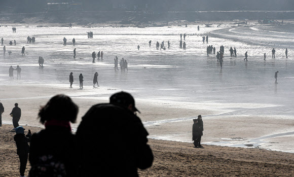 따뜻해진 날씨, 해변 나들이 온 시민들