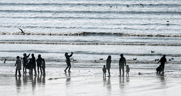 추위 물러난 주말, 붐비는 해변
