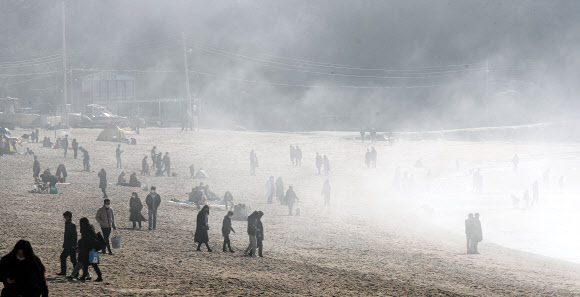 추위 물러난 주말, 붐비는 해변