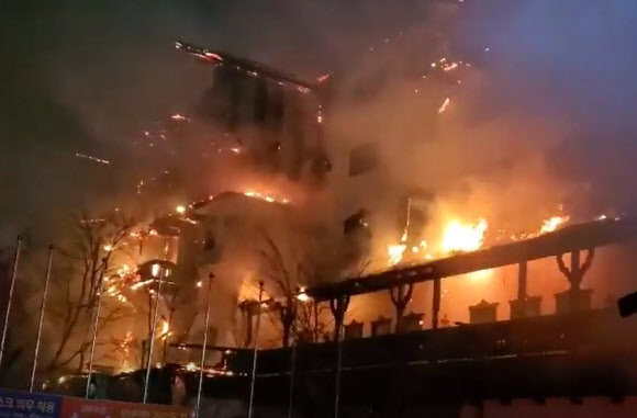 무주덕유산리조트 화재…80여명 대피
