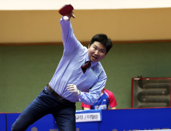 유승민 ‘오랜만에 잡은 라켓’