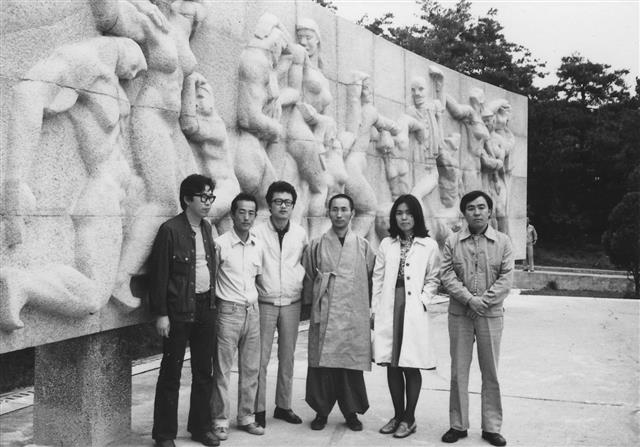 김형영(왼쪽부터)·정희성·임정남·석지현·강은교·윤후명 시인 등 ‘70년대’ 동인들과 1974년 서울 수유리 기념탑에서 찍은 사진.