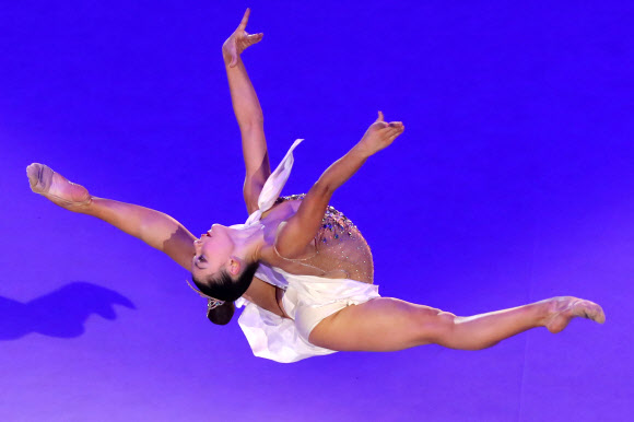 라라 크라마렌코 선수가 21일(현지시간) 러시아 모스크바의 이리나 비너-우스마노바 체조궁에서 열린 ‘2021 모스크바 리듬체조 그랑프리’에서 멋진 연기를 선보이고 있다. 타스 연합뉴스