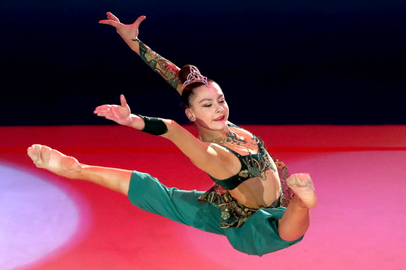 라라 크라마렌코 선수가 21일(현지시간) 러시아 모스크바의 이리나 비너-우스마노바 체조궁에서 열린 ‘2021 모스크바 리듬체조 그랑프리’에서 멋진 연기를 선보이고 있다. 타스 연합뉴스