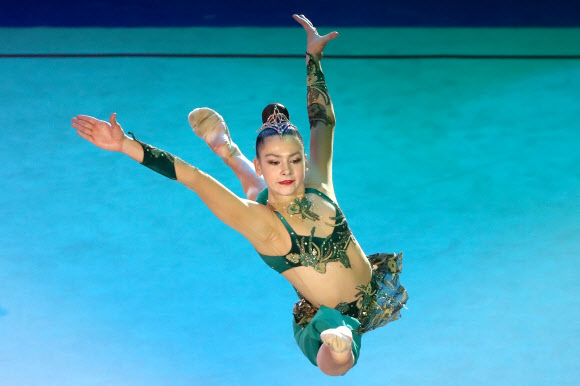 라라 크라마렌코 선수가 21일(현지시간) 러시아 모스크바의 이리나 비너-우스마노바 체조궁에서 열린 ‘2021 모스크바 리듬체조 그랑프리’에서 멋진 연기를 선보이고 있다. 타스 연합뉴스