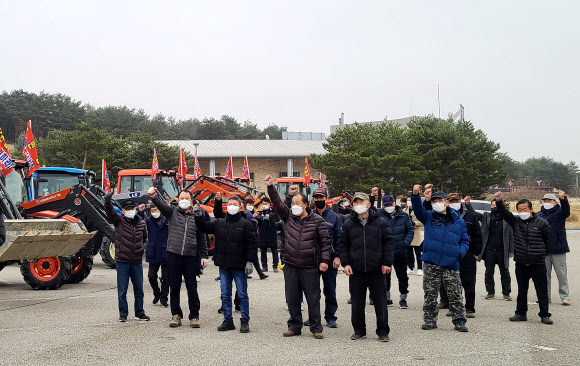 22일 강원 고성군 미시령터널 톨게이트 인근에서 속초·고성산불 피해민들이 행정안전부와 한국전력공사의 피해보상비 구상권 청구에 반발하며 정부로부터 지원받은 트랙터를 반납하는 시위를 벌이고 있다. 피해민들은 이날 미시령터널 톨게이트 앞에 집결한 뒤 도청까지 트랙터로 이동하며 대대적인 행진 시위를 벌일 계획이다. 2021.2.22  연합뉴스