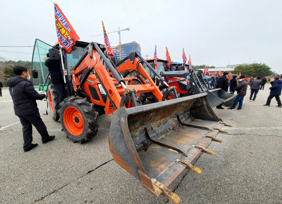22일 강원 고성군 미시령터널 톨게이트 인근에서 속초·고성산불 피해민들이 행정안전부와 한국전력공사의 피해보상비 구상권 청구에 반발하며 정부로부터 지원받은 트랙터를 반납하는 시위를 벌이고 있다. 피해민들은 이날 미시령터널 톨게이트 앞에 집결한 뒤 도청까지 트랙터로 이동하며 대대적인 행진 시위를 벌일 계획이다. 2021.2.22  연합뉴스