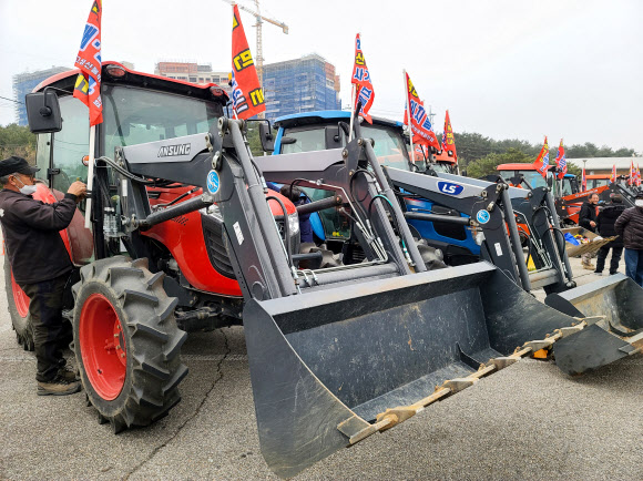22일 강원 고성군 미시령터널 톨게이트 인근에서 속초·고성산불 피해민들이 행정안전부와 한국전력공사의 피해보상비 구상권 청구에 반발하며 정부로부터 지원받은 트랙터를 반납하는 시위를 벌이고 있다. 피해민들은 이날 미시령터널 톨게이트 앞에 집결한 뒤 도청까지 트랙터로 이동하며 대대적인 행진 시위를 벌일 계획이다. 2021.2.22  연합뉴스