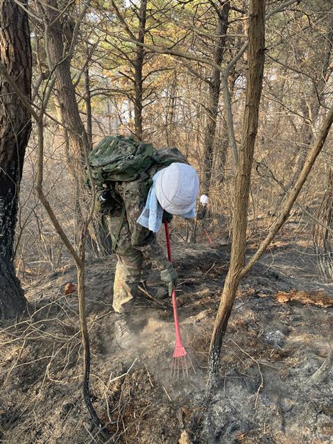 육군 제50보병사단 병력이 22일 경북 안동시 임동면 산불 진화에 투입되고 있다. 육군은 임동면 일대에 대대급 병력을 투입 진화작업에 힘을 보내고 있다. 육군은 “국민이 필요로 하는 곳에 항상 함께하겠다”고 말했다. 2021.2.22 뉴스1