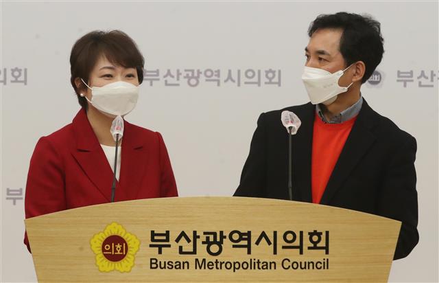 이언주(왼쪽), 박민식 국민의힘 부산시장 경선후보가 22일 오전 부산 연제구 부산시의회 브리핑룸에서 단일화 합의문 내용을 발표하고 있다. 23일 여론조사를 거쳐 24일 단일화 결과를 발표할 예정이다. 2021.2.22 뉴스1