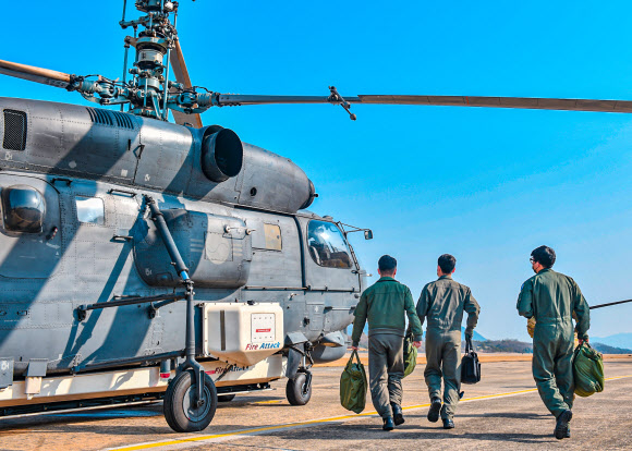 공군 제6탐색구조전대 HH-32 조종사와 항공구조사들이 22일 경상북도 안동지역 산불 진화를 위해 HH-32 헬기로 긴급 출동하고 있다. 2021.2.22  공군 제공