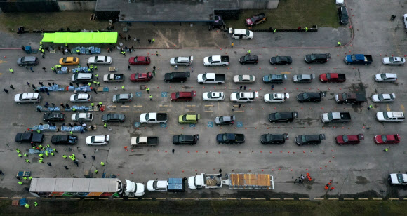 식수 배급 받기 위해 줄지어 선 미 텍사스 주민 차량