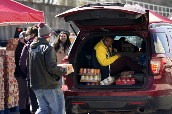 ‘최악 한파’ 미 텍사스에서 식료품 나눠주는 자원봉사자들