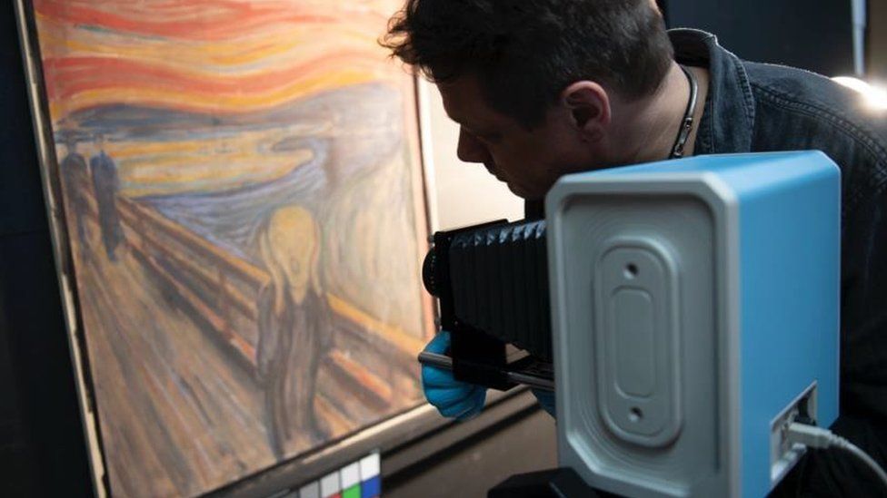 노르웨이 국립미술관 직원이 에드바르드 뭉크의 걸작 ‘절규’를 스캔해 왼쪽 위 구석에 남겨진 친필 낙서를 살펴보고 있다. 내년에 이 박물관에서 전시하도록 복원 작업이 진행 중이다. 노르웨이 국립미술관 제공 영국 BBC 홈페이지 캡처 