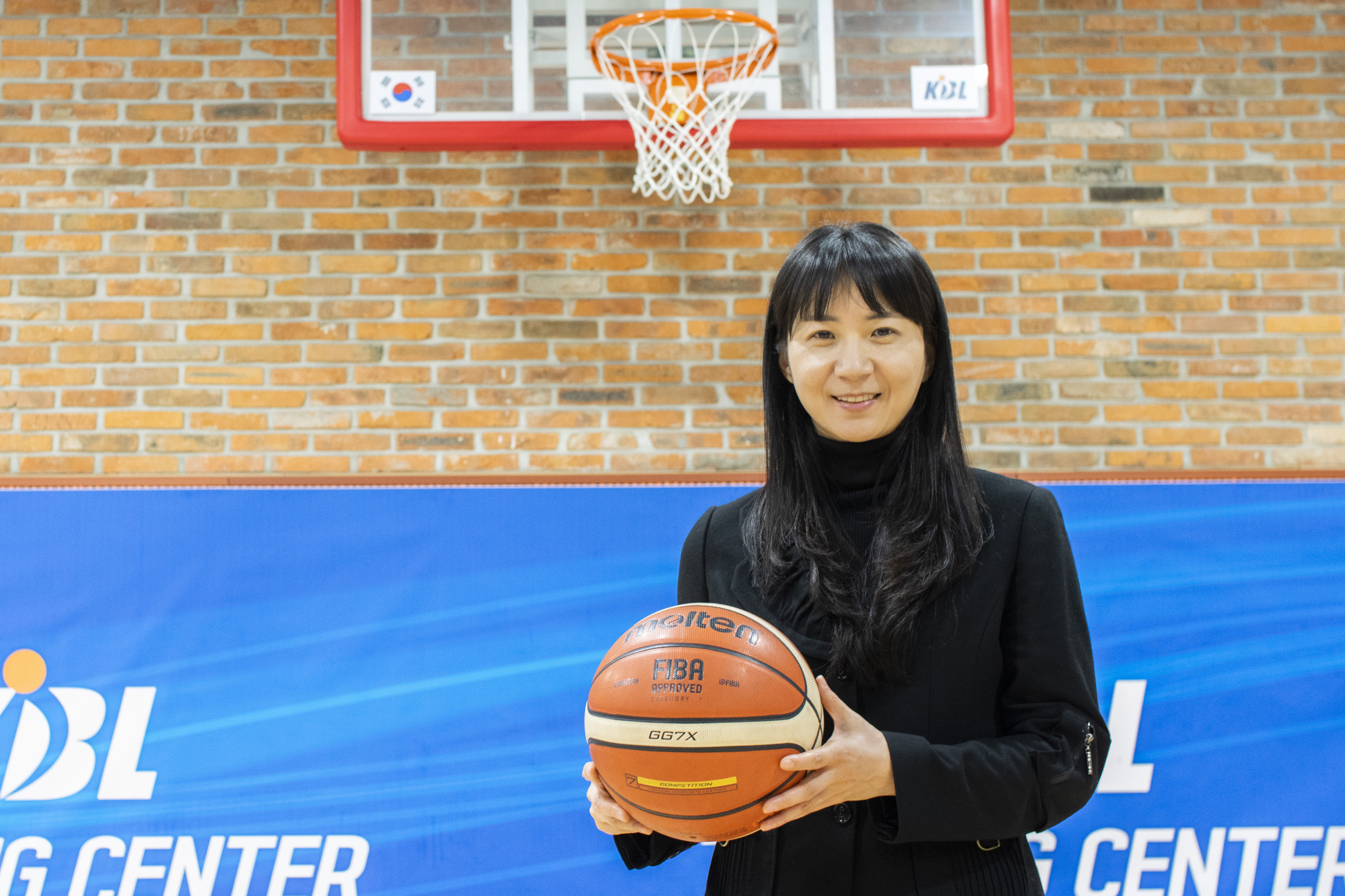 홍선희 심판이 지난 10일 서울 강남 KBL센터 지하 트레이닝실에서 농구공을 들고 미소 짓고 있다.